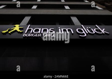 Colonia, Germania. 14th Gen 2020. Vista di un ramo della catena di hamburger 'Hans im Glück'. La catena di hamburger 'Hans im Glück' sta per cambiare proprietà. (A dpa 'Burger chain 'Hans im Glück' prima della vendita') credito: Rolf Vennenbernd/dpa/Alamy Live News Foto Stock