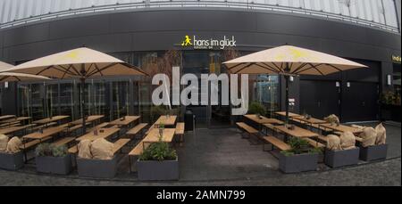 14 gennaio 2020, Berlino: Vista di un ramo della catena di hamburger 'Hans im Glück'. La catena di hamburger 'Hans im Glück' sta per cambiare proprietà. (A dpa 'Burger chain 'Hans im Glück' prima della vendita', fotografato con la lente 'fish eye') Foto: Paul Zinken/dpa Foto Stock