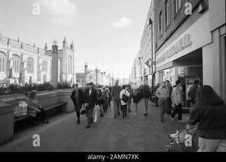 La parte pedonale del Wakefield City Centre, nel 1994, adiacente alla Cattedrale, West Yorkshire, Northern England, UK Foto Stock