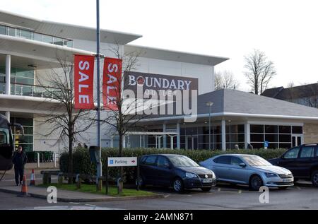 Auto Parcheggiate Al Di Fuori Del Boundary Mills Retail Shopping Outlet A Colne, Pendle, Lancashire, Inghilterra, Regno Unito. Foto Stock