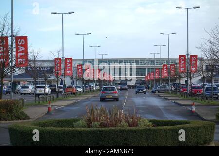 Il Parcheggio Al Di Fuori Del Boundary Mills Retail Shopping Outlet A Colne, Pendle, Lancashire, Inghilterra, Regno Unito. Foto Stock