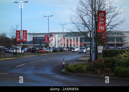 Il Parcheggio Al Di Fuori Del Boundary Mills Retail Shopping Outlet A Colne, Pendle, Lancashire, Inghilterra, Regno Unito. Foto Stock