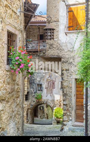 CANALE DI TENO, Italia - 9 giugno 2019: Il moderno affresco di San Francesco sulla facciata del villaggio rurale di casa. Foto Stock