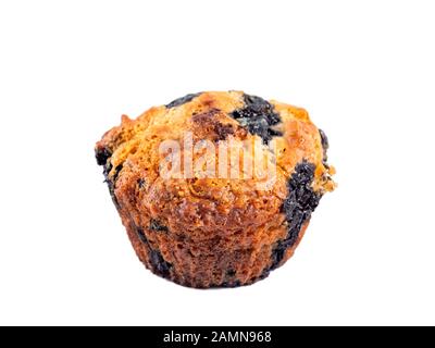 In casa vegan muffin ai mirtilli isolato. Uovo vegetariana-muffin gratis con bacche blu isolato su bianco con percorso di clipping. Foto Stock