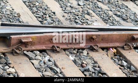 Pista Di Ferrovie Indiane Concrete. Binari ferroviari in India. Primo Aggiornamento. Stazione Ferroviaria Di Howrah, India Maggio 2019 Foto Stock