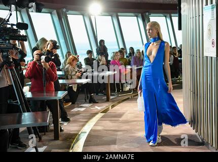 Berlino, Germania. 14th Gen 2020. I modelli mostrano la moda dell'etichetta William Fan allo spettacolo fuori sede nella torre della televisione. Credito: Jens Kalaene/Dpa-Zentralbild/Dpa/Alamy Live News Foto Stock