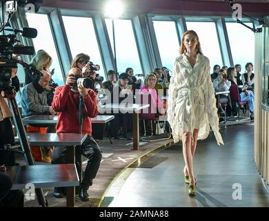 Berlino, Germania. 14th Gen 2020. I modelli mostrano la moda dell'etichetta William Fan allo spettacolo fuori sede nella torre della televisione. Credito: Jens Kalaene/Dpa-Zentralbild/Dpa/Alamy Live News Foto Stock