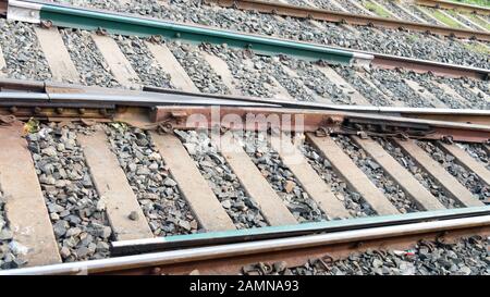 Pista Di Ferrovie Indiane Concrete. Binari ferroviari in India. Primo Aggiornamento. Stazione Ferroviaria Di Howrah, India Maggio 2019 Foto Stock