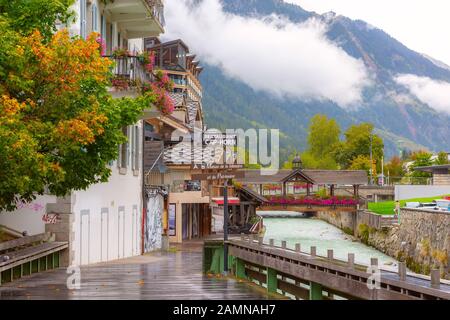 Chamonix Mont-Blanc, Francia - 4 ottobre 2019: Strada, fiume Arve e ponte di legno, decorato con fiori colorati, Alpi francesi Foto Stock