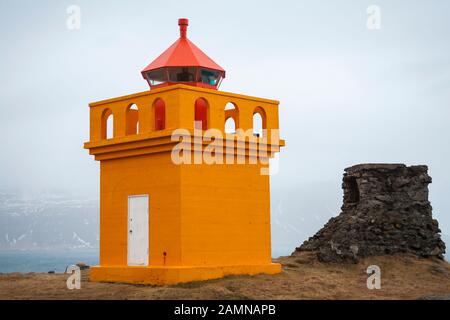 Faro Di Hafnarnes A Hafnarnes Fáskrúðsfjörður, Faskrudsfjordur, Islanda Orientale Nel Mese Di Febbraio Foto Stock