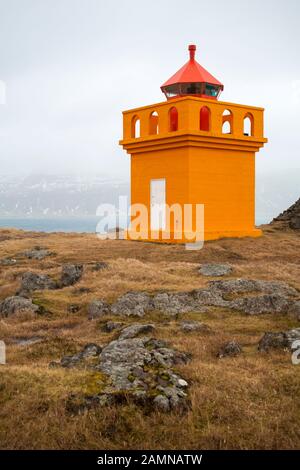 Faro Di Hafnarnes A Hafnarnes Fáskrúðsfjörður, Faskrudsfjordur, Islanda Orientale Nel Mese Di Febbraio Foto Stock