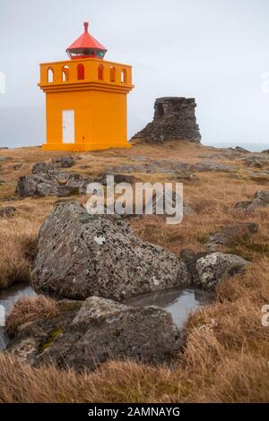 Faro Di Hafnarnes A Hafnarnes Fáskrúðsfjörður, Faskrudsfjordur, Islanda Orientale Nel Mese Di Febbraio Foto Stock