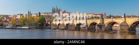 Praga - il panorama del Ponte Carlo, il castello e la Cattedrale di withe sul fiume Moldava. Foto Stock