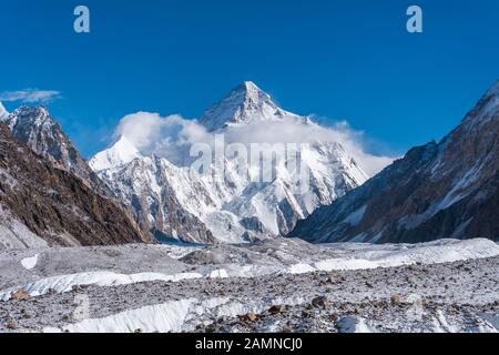 Vista della K2, la seconda montagna più alta del mondo con il ghiacciaio dell'Alto Baltoro da Concordia, Pakistan Foto Stock