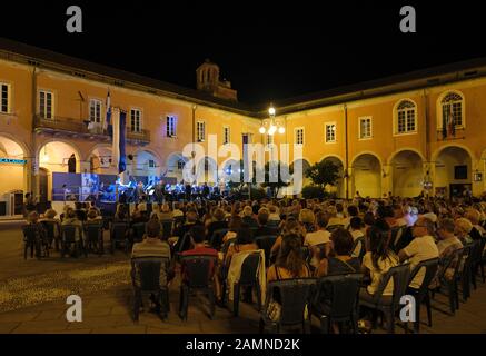 Festa del Mare - serata di musica dal vivo in piazza nella cittadina turistica estiva di Levanto, cinque Terre, Liguria, Italia EU - Luglio 2019 Foto Stock