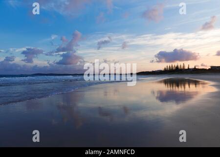 Australia, Yamba, nuovo Galles del Sud, Pippi Beach, nuvole riflesse nel surf Foto Stock