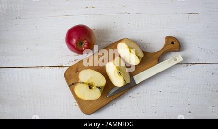 Frutta fresca. Cibo sano. Frutta Mista, mele, melograno, banae, limone. Studio fotografico di vari frutti su un vecchio tavolo di legno. Healt organico Foto Stock