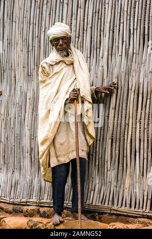 Antico e cieco pellegrino etiopico a piedi intorno al monastero di Ura Kidane Mehret, Lago Tana, Etiopia. Foto Stock