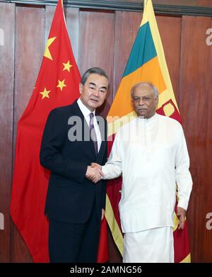 Colombo, Sri Lanka. 14th Gen 2020. Il Consigliere Di Stato Cinese E Il Ministro Degli Esteri Wang Yi (L) Si Incontrano Con Il Ministro Degli Esteri Dello Sri Lanka Dinesh Gunawardena A Colombo, Nello Sri Lanka, 14 Gennaio 2020. Credito: Ajith Perera/Xinhua/Alamy Live News Foto Stock