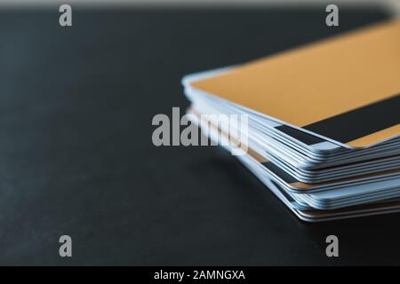 fuoco selettivo del palo con le carte di credito sul nero Foto Stock