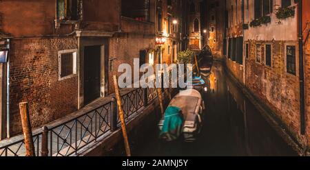 Uno dei bei vicoli scoperti di notte a piedi attraverso Venezia Foto Stock