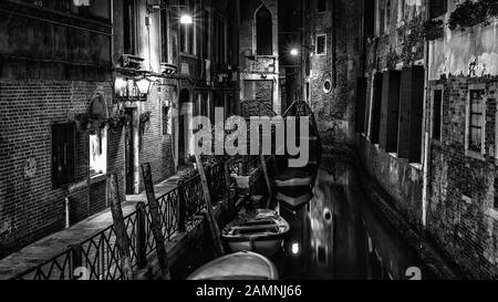 Uno dei bei vicoli scoperti di notte a piedi attraverso Venezia Foto Stock