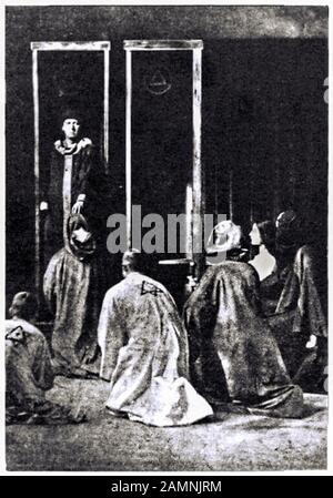 L'occultista britannico Aleister Crowley (1875-1947) eseguì il terzo atto della Rite di Saturno, parte dei Riti di Eleusis, eseguito a Caxton Hall, Londra nell'ottobre 1910 con Leila Waddell (1880-1932), Joan Hayes e Victor Benjamin Neuburg (1883-1940). Foto Stock