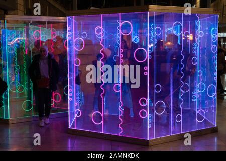 Il cubo illuminato al neon offre un'esperienza artistica coinvolgente, The Headrow zone, Leeds Light Night, West Yorkshire, Regno Unito. Foto Stock
