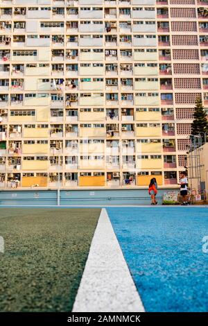 Hongkong, Cina, novembre 2019: Bambini che giocano sul famoso campo colorato di pallacanestro presso l'edificio Choi HongKong Foto Stock