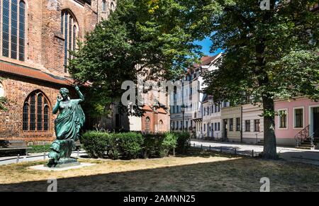 Greca musa clio, statua di fronte la chiesa di San Nicola Foto Stock