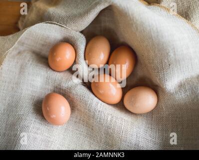 Uova fresche marroni in sacco con luci, concetto di Pasqua Foto Stock