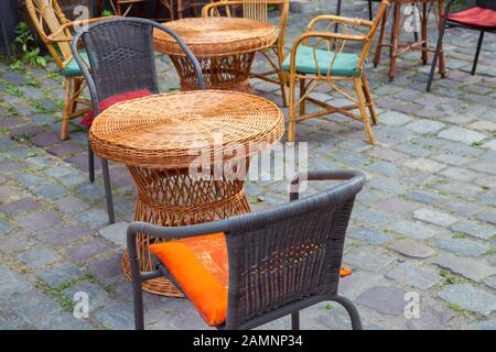 Tavolo e sedie Street cafe nel quartiere ebraico di Kazimierz a Cracovia, Polonia Foto Stock