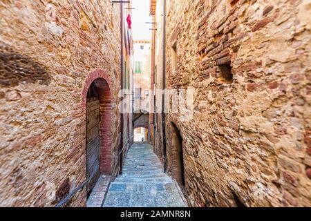 Montepulciano, Italia vicolo vuoto strada percorso ampio angolo vista con scalini in basso in piccolo paese in Toscana Foto Stock