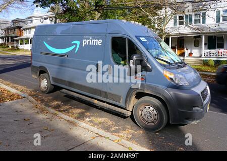 Princeton, NJ -9 NOVEMBRE 2019 - Vista di un furgone di consegna da Amazon prime sulla strada nel New Jersey. Foto Stock