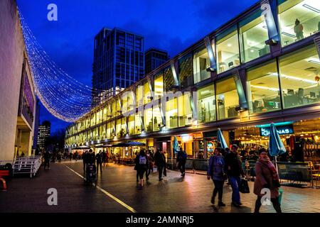 Festival Walk vicino al Royal Festival Hall di notte, Southbank, Londra, Regno Unito Foto Stock