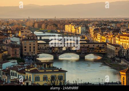 Vista del Ponte Vecchio di Firenze e del fiume Arno da Piazzale de Michelangelo al tramonto Foto Stock