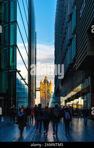 Vista del Tower Bridge da più London Riverside, Londra, Regno Unito Foto Stock