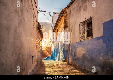 Tramonto con travi a stella nella famosa città blu di Chefchaouen, Marocco. Foto Stock