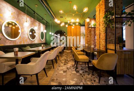 Ristorante in stile moderno, con interni dai colori chiari e pareti verdi Foto Stock