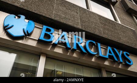 Barclays Bank segno. Graphic shop-logo frontale del branding per la UK high street banca retail, Barclays. Foto Stock