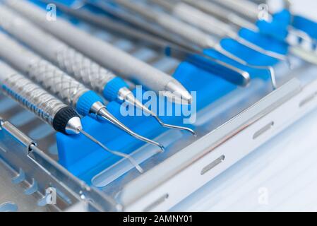 Strumenti dentali sul tavolo in ufficio da vicino. Concetto Di Odontoiatria. Foto Stock