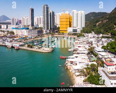 Veduta aerea del lungomare Yau Tong a Kowloon famosa per il suo porto di pescatori e ristoranti di pesce a Hong Kong Foto Stock