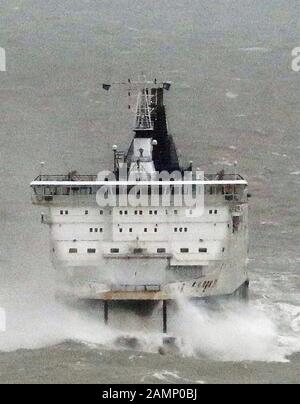 Il traghetto DFDS, Calais Seaways, è buffeted dalle onde mentre arriva durante il tempo tempestoso al Porto di dover nel Kent. Foto Stock
