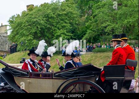 Cerimonia Garter, Castello Di Windsor, Berkshire, Regno Unito. 17th giugno 2013. Il Duca di Cambridge, il Principe Guglielmo, il Principe Andrea, il Duca di York, Sophie Wessex, la Contessa di Wessex e il Duca di Wessex partecipano alla storica cerimonia del Garter presso la Cappella di San Giorgio, il Castello di Windsor. Credito: Maureen Mclean/Alamy Foto Stock