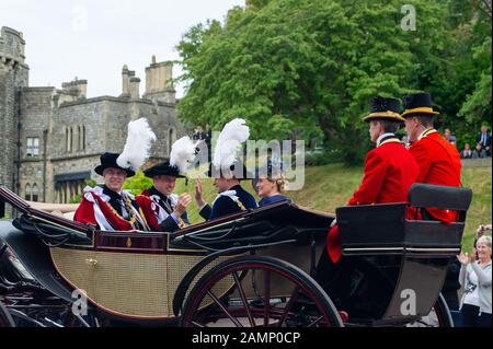 Cerimonia Garter, Castello Di Windsor, Berkshire, Regno Unito. 17th giugno 2013. Il Duca di Cambridge, il Principe Guglielmo, il Principe Andrea, il Duca di York, Sophie Wessex, la Contessa di Wessex e il Duca di Wessex partecipano alla storica cerimonia del Garter presso la Cappella di San Giorgio, il Castello di Windsor. Credito: Maureen Mclean/Alamy Foto Stock