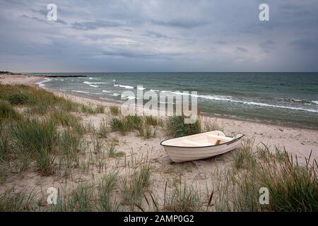 Barca da pesca sulla riva su di una spiaggia di sabbia in Svezia meridionale Foto Stock