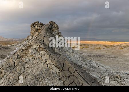 Vulcani di fango di Gobustan vicino a Baku, Azerbaigian. Fango di montagna sullo sfondo di un cielo tempestoso. Foto Stock