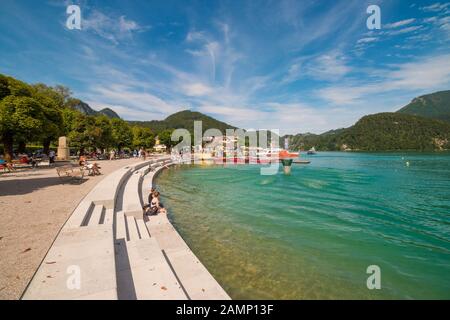St.Gilgen, Austria - 6 agosto 2019: Persone che godono di una calda giornata estiva e di acqua fredda al lungofiume sul lago alpino Wolfgangsee. Foto Stock
