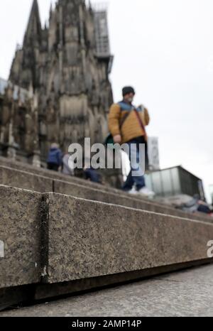 Colonia, Germania. 14th Gen 2020. I piatti delle scale della cattedrale nella stazione principale sono spostati l'uno contro l'altro. Dopo 14 anni, la grande scala aperta tra la stazione e la cattedrale deve essere rinnovata di nuovo a un costo di milioni di euro. (A dpa 'le scale della cattedrale a Colonia devono essere rinnovate di nuovo - costare milioni') credito: Oliver Berg/dpa/Alamy Live News Foto Stock