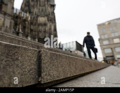 Colonia, Germania. 14th Gen 2020. I piatti delle scale della cattedrale nella stazione principale sono spostati l'uno contro l'altro. Dopo 14 anni, la grande scala aperta tra la stazione e la cattedrale deve essere rinnovata di nuovo a un costo di milioni di euro. (A dpa 'le scale della cattedrale a Colonia devono essere rinnovate di nuovo - costare milioni') credito: Oliver Berg/dpa/Alamy Live News Foto Stock